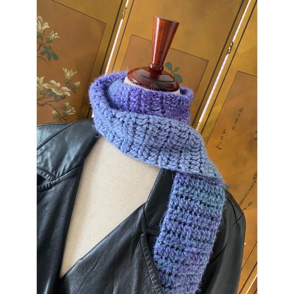 Thin crochet scarf with ombré effect in blue and lavender - Picture 4 of 6